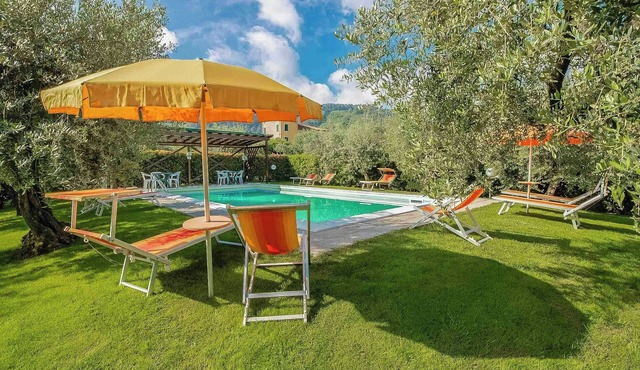 Historic apartment with pool near Lucca