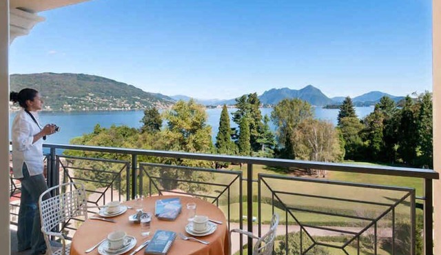 Holiday apartment with air conditioning and balcony with lake view