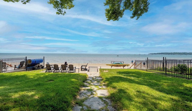 HOT TUB Waterfront Estate- 2 Houses! Sleeps 14