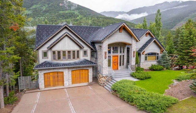 ICONIC Eagle Lodge | Pool + Private Hot Tub | Ski In/Out – CLOSEST House to Hill