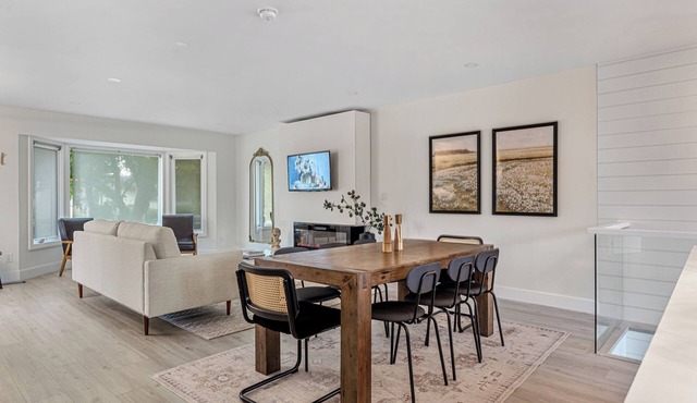 InnerCity | 4 bed 3 bath | AC | Poker | Xbox | Backyard BBQ | LRT | shops & eats