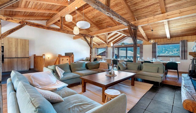 l'Hermine: Stunning Savoyard Chalet with Panoramic Views – Up to 15 Guests