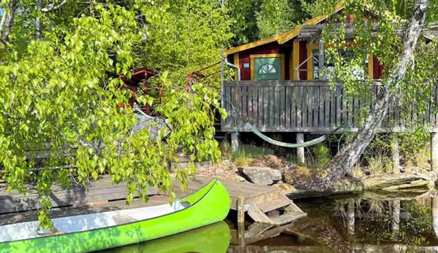 Lakeside cabin with paddle board