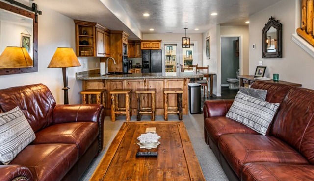 Large 1BR Moose Hollow Condo – King Suite, Full Kitchen + Mountain Views
