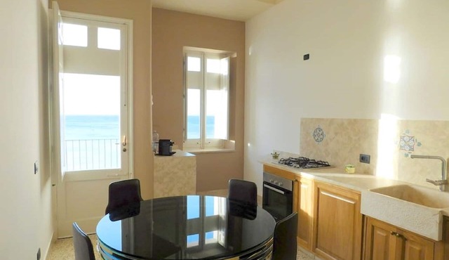 Large apartment for exclusive use on the sea