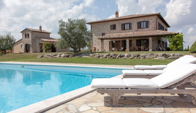 Large pool, scenic views, villa + guest house. Gym, Billiard room, pizza oven