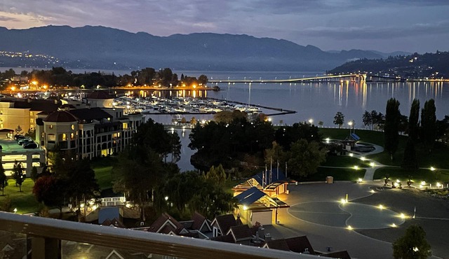 LAST MINUTE DISCOUNT - Downtown Lakefront Luxury. Views! Pools & hot tubs.
