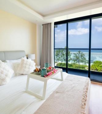 Lazzlla1BR Beachfront Oceanfront Apartment