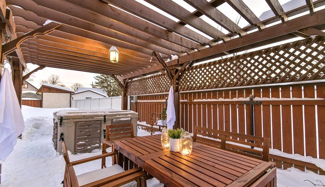Le Chalet: Stylish 4bdrm Getaway w/ Hot Tub, Pool