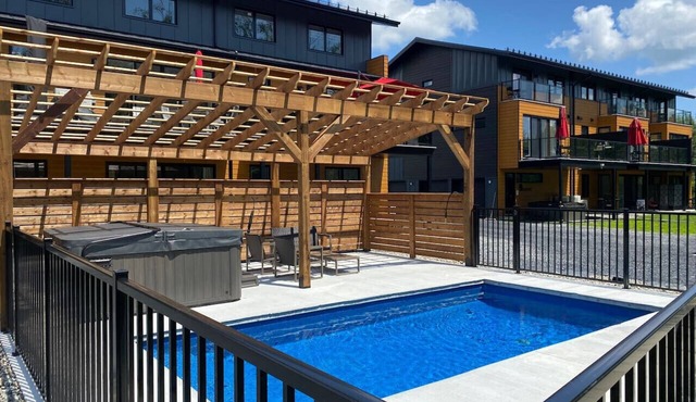 Le Memph: 3 bedrooms pool hot tub lac Memphrémagog
