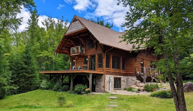 Luxurious 5 bedroom Chalet Pet-Friendly pool table, AC, spa, pool, tennis, lake