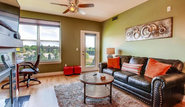 Luxury 1 Bed Condo in DTC w/ Mountain Views & Walk 2 Lightrail!