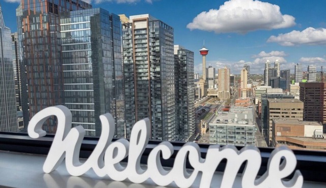 Luxury Condo | 2 Bed | Pool | Gym | Views | Parking | Steps to DT Dining