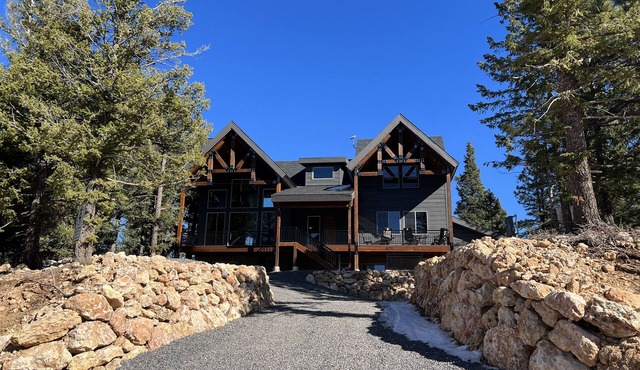 Luxury Executive Style Cabin 7 BR 4.5 BA Hi Speed Wi-Fi