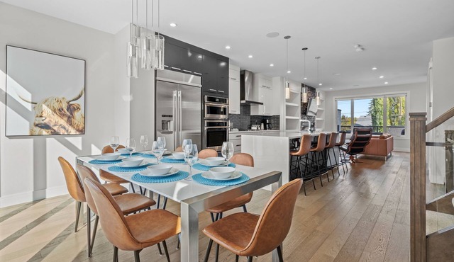 Luxury Home in Quiet Neighborhood near Downtown with Fast Wi-F & 3 Workspaces