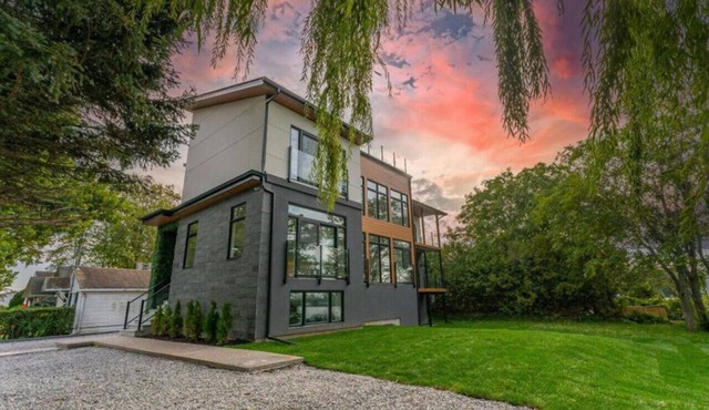 Luxury Lakefront Villa with Sauna sleeps 10ppl