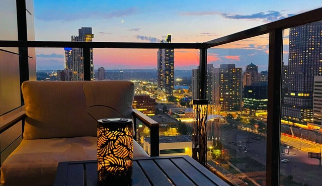 Luxury Sunset Suite - Downtown, full kitchen, private balcony with FREE parking