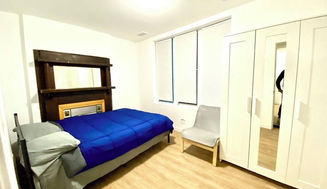 Modern 2 bedroom apartment next to Dundas West Station