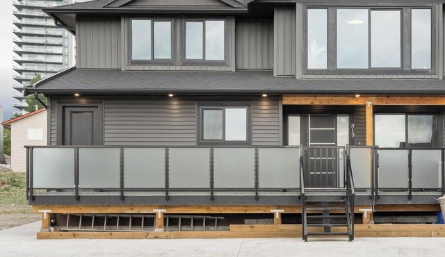 Modern 5BR Home Near Lions Gate - Glass Deck + BBQ