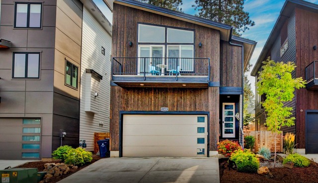 Modern Bend Vacation Home, Old Mill, HOT TUB!