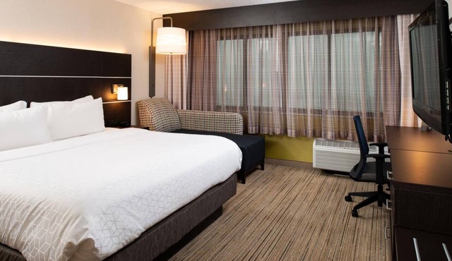 Modern Guest Room w/Spacious Layout + Relaxing Bathtub for a Comfortable Stay