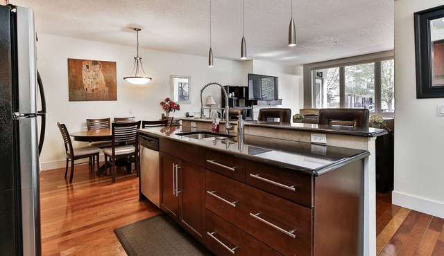 Modern open concept, close to DT and Free UG Parking. Discounted Monthly Rate.