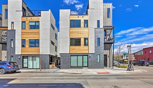 Modern Townhome with Rooftop and Mountain Views!