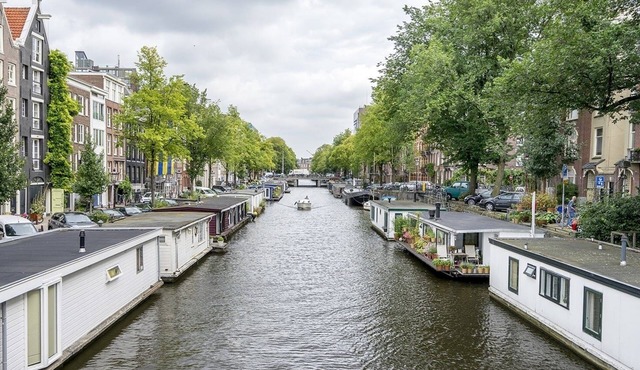 Modern yet cozy houseboat