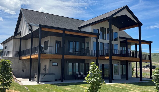 NEW BUILD! Bear Lake Escape. Spacious 6-bedroom house w/Private Beach Access!