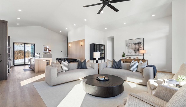 New Custom Spacious 7-bedroom House with Lake and Mountain Views