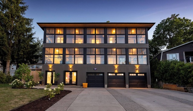 *NEW* Stunning Waterfront Mansion | Hot Tub | Falls