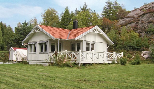 Nice home in Hjälteby