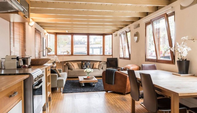 Nicely decorated houseboat-apartment at the canal district in the historic old centre of Amsterdam.
