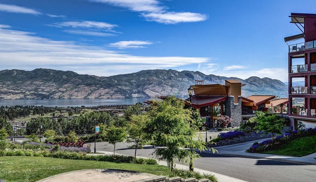 ONE BEDROOM CONDO WITH GORGEOUS LAKE VIEWS AND WORLD CLASS AMENITIES
