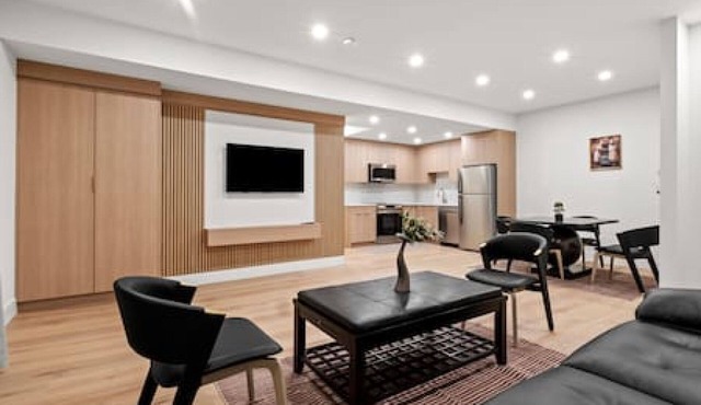 "Pavia" Suite, Private Entry, Short Walk to U of C