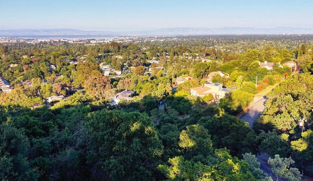 Peaceful 4BR/3Bath Retreat Overlooking Silicon Valley & Stanford