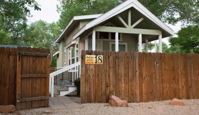 Pet-Friendly Tiny Home Near Arches | Queen + Loft | Sleeps 6 | Sorrel River