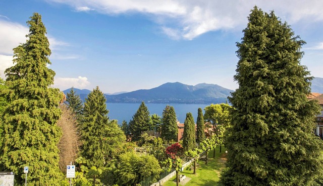 Piazzale Italia by Lago Reisen
