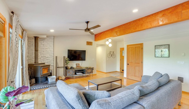 Ping-Pong & Private Hot Tub: Family Cabin in Bend!
