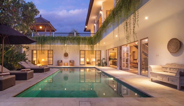 Puri Temple; fully serviced 3 Bedroom Villa, Central Canggu. Close to the beach.