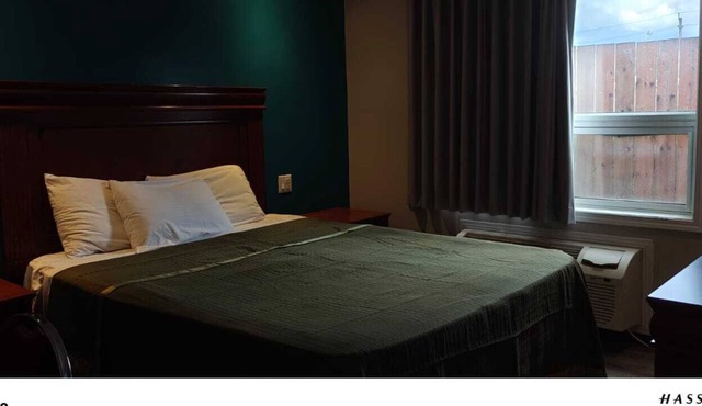 Queensway Motel