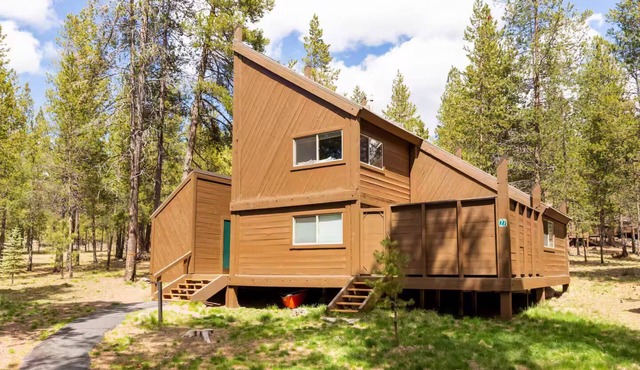Quiet Cul-De-Sac, Walk to SHARC w/free passes, Hot Tub, AC, Sleeps 13!