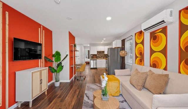 Retro-Chic 1BR w/King Bed & Prime Location