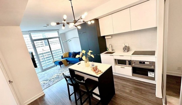 Romantic condo in a vibrant neighborhood, steps to all necessities/Big city life