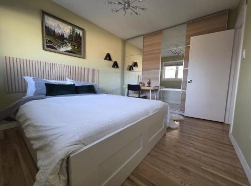Room with Shared Bathroom - Stampede & Mountains
