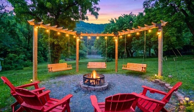 Scenic Riverfront Escape: Game Room, Fire pit, King Bed