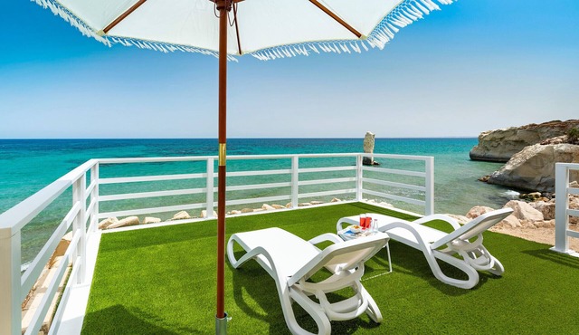 Sea front villa with Jacuzzi, Lido di Noto, Sicily