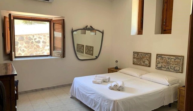 Seaside accommodation, furnished and equipped, within walking distance of the island's living room.