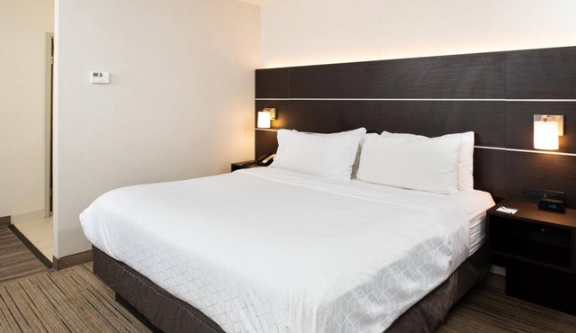 Serene Room w/Breakfast Perfect for Exploring Cincinnati + Nearby Attractions