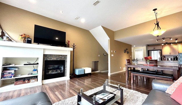 Shuswap Lakeside Retreat - Waterfront - Shuswap Vacations and Sledding Accommodation